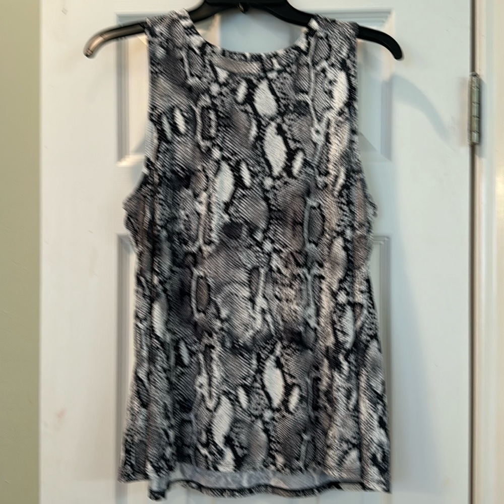 Snake skin print knit sleeveless top. Black/white/grey. Size L